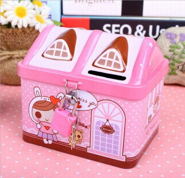 貯金箱 小物入れ 鍵付き 三角屋根のお家 ピンク の通販はau Pay マーケット ノイシュタット