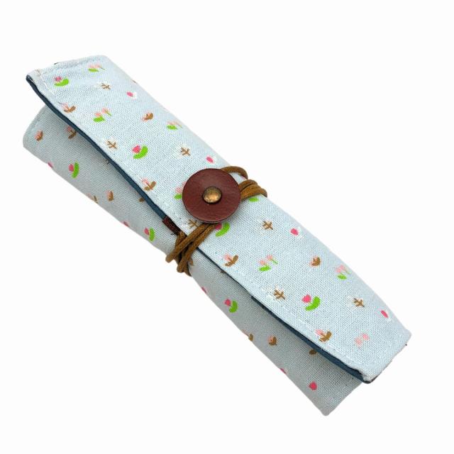 ロールペンケース かわいい 小花柄 布製 ライトブルー系 の通販はau Pay マーケット ノイシュタット