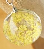 ネックレス ガラス玉 押し花風 黄色のお花入り チェーン の通販はau Pay マーケット ノイシュタット