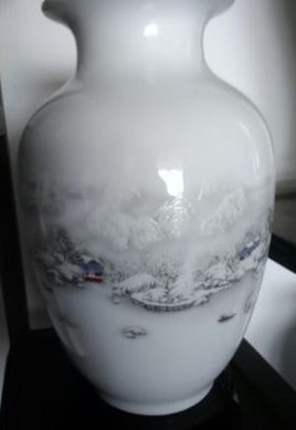 花瓶 中国伝統柄 景徳鎮 陶器製 回転式 台座付き (雪景色)｜au PAY マーケット