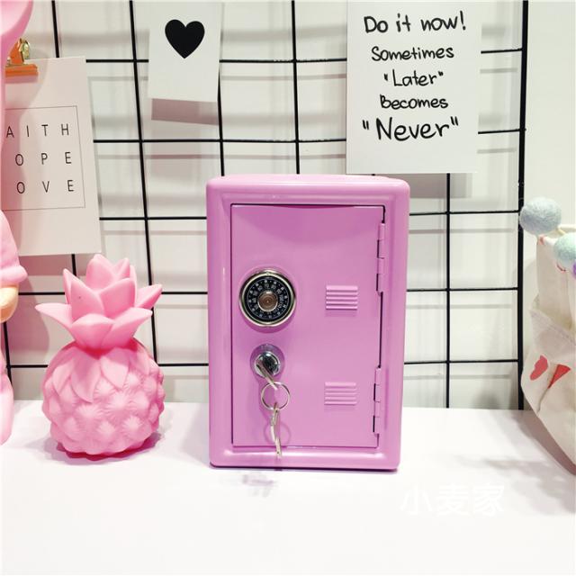 置物 貯金箱 秘密の小物入れ 金庫モチーフ 鍵付き ピンク の通販はau Pay マーケット ノイシュタット