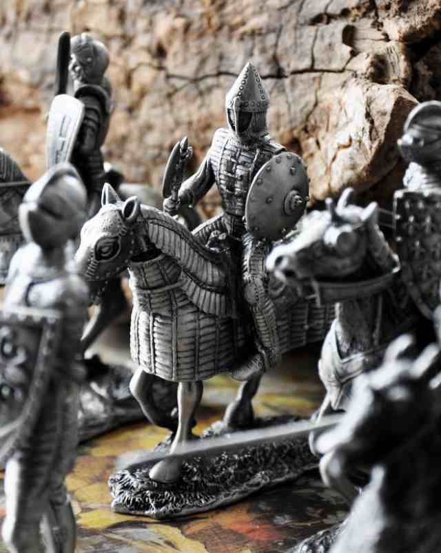 お取り寄せ】置物 アンティーク風 中世ヨーロッパの錫製 甲冑 騎馬 (斧