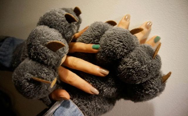 手袋 ハーフフィンガー モコモコ 動物の手風 肉球 無地 紐付き グレー の通販はau Pay マーケット ノイシュタット