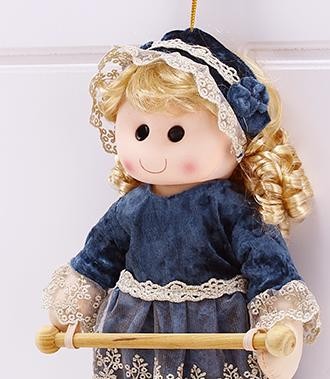 タオルハンガー ぬいぐるみ風 素敵なドレスを着た巻き髪の少女 ブルー の通販はau Pay マーケット ノイシュタット