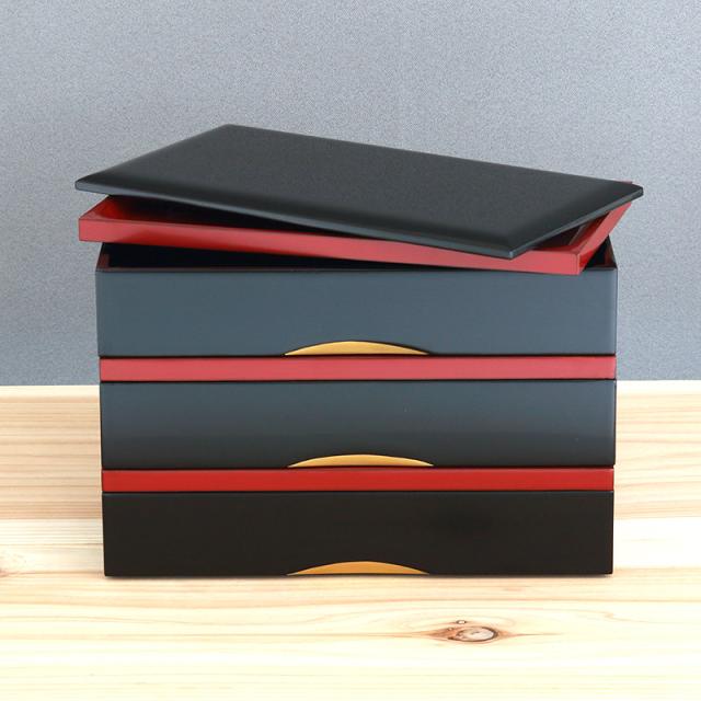 800年の伝統に支えられた漆器の重厚感に、使いやすさをプラス。現代的な漆器重箱 長角三段重トレー付 川連塗 寿次郎・秋田県