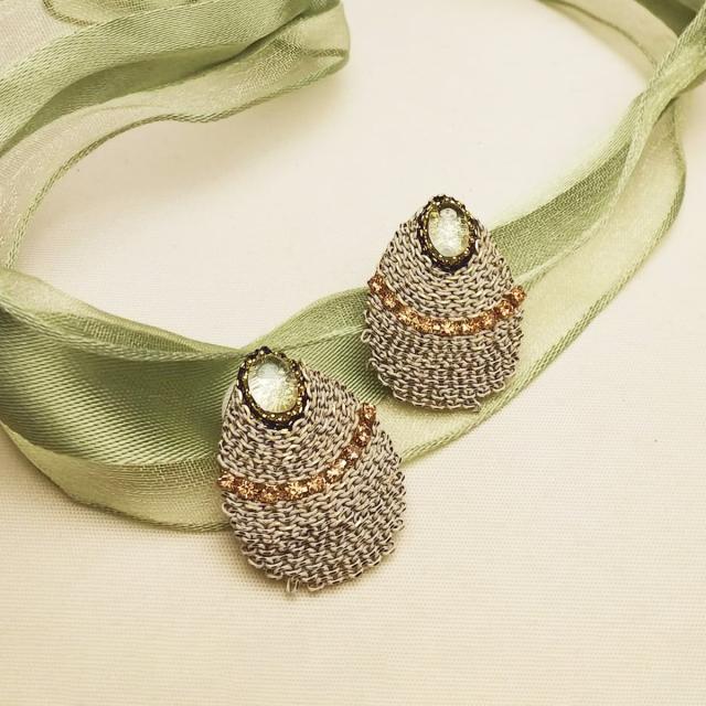 エリズ・オリジナルデザイン  ティアドロップ形 ピアス  ブラック／ホワイト