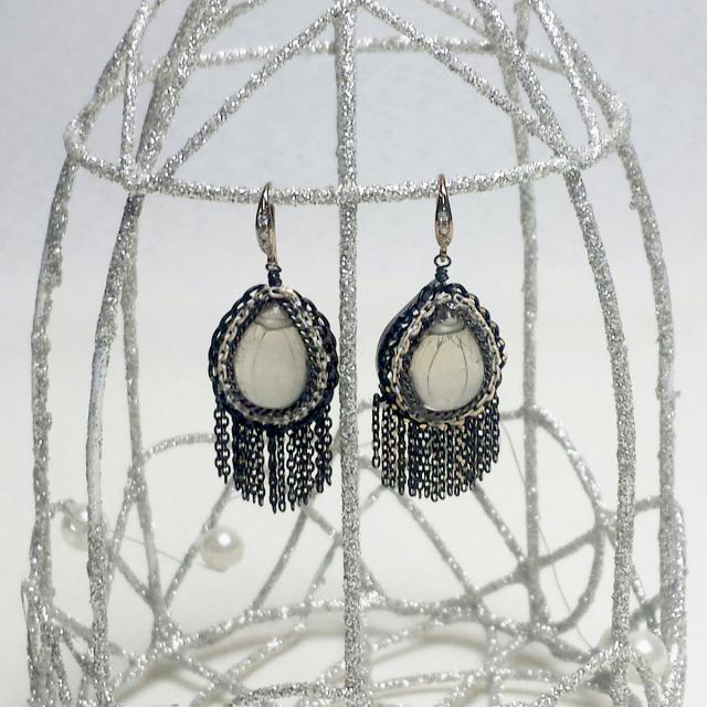 エリズ・オリジナルデザイン  ティアドロップ＆フリンジ  フープ形ピアス ブラック×シルバー