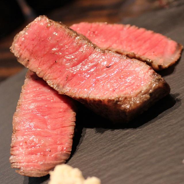 松阪牛 桃 赤身ビフテキ 4枚 牛 凝結 和牛 国産 黒毛和牛 お取り寄せ【北海道・沖縄県・離島 送りとどける不可】