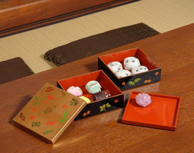 昔の宝物たちと金沢箔が一つになった華麗な伝統工芸品・5.0二段重宝づくし(中皿付) タジマ・石川県_3