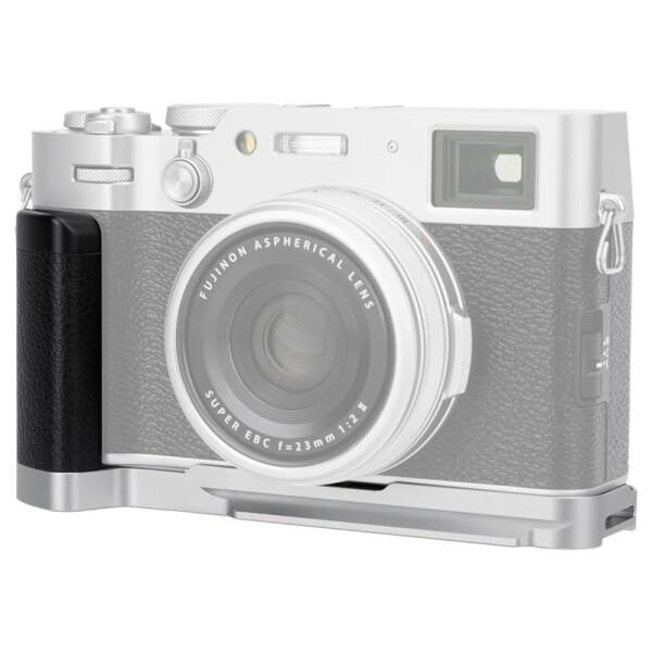 JJC 金属 L型ハンドグリップ 富士フイルム Fujifilm Fuji X100VI カメラ適用 電池交換が便利 底の1/4"-20のネジ & アルカタイプ スピーカーホール付き シルバー