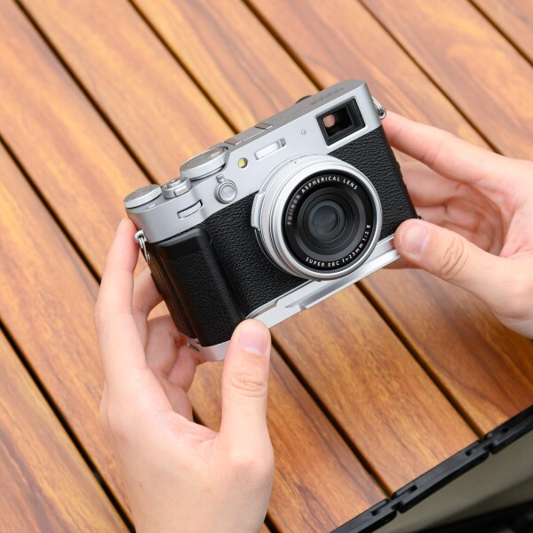 JJC 金属 L型ハンドグリップ 富士フイルム Fujifilm Fuji X100VI カメラ適用 電池交換が便利 底の1/4"-20のネジ & アルカタイプ スピーカーホール付き シルバー_7