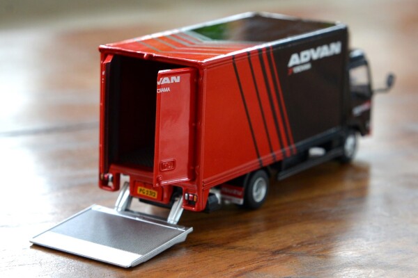 Tiny City 1/64 いすゞ Nシリーズ ADVAN ダイキャストミニカーの通販は