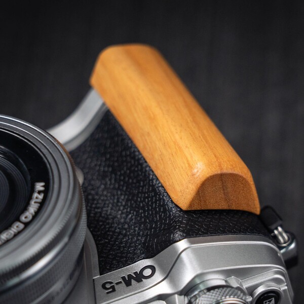 Iborrys 高級レトロ実木 カメラグリップ 、対応 OM SYSTEM/オリンパス