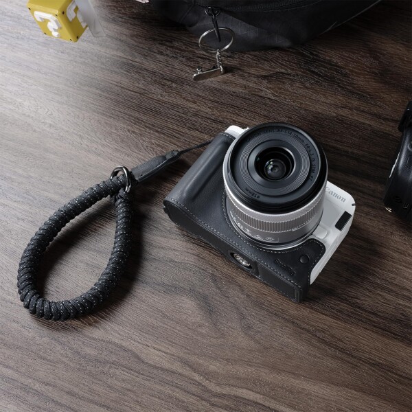 SmallRig Canonに対応R50 V用カメラレザーハーフケースキット ハーフレザーケースと編み込みリストストラップ付き、本革素材、持ち運びやすく保護力 （ブラック） 5433
