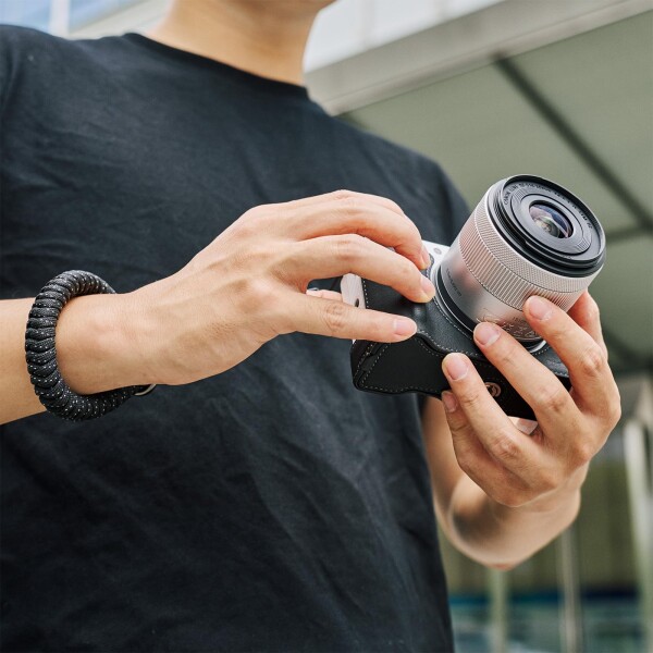 SmallRig Canonに対応R50 V用カメラレザーハーフケースキット ハーフレザーケースと編み込みリストストラップ付き、本革素材、持ち運びやすく保護力 （ブラック） 5433_5