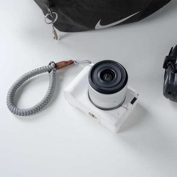 SmallRig Canonに対応R50 V用カメラレザーハーフケースキット ハーフレザーケースと編み込みリストストラップ付き 本革素材 持ち運びやすく保護力 （ホワイト） 5431