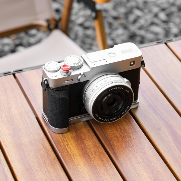JJC 金属 L型ハンドグリップ 富士フィルム Fujifilm X-E5 XE5 適用 電池交換が便利 底の1/4"-20ネジ穴 & アルカタイプ スピーカー穴付き 1枚SDカード収納可能 1個レリーズシャッターボタン付属 ブ_1
