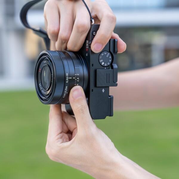 JJC Sony用 RX1R III 専用折りたたみ式 サムグリップ サムレスト ソニー RX1R III DSC- RX1RM3 Cyber-shot RX1RIII カメラ 専用 TG-2互換 ダイヤルやボタンの操作に影響なし 装着簡単 カメラホールド感を_1