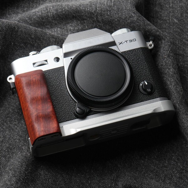 RYDSCAM 実木 カメラグリップ 、対応 FUJIFILM FUJI 富士 X-T30 III カメラ専用 L型クイックリリース プレート?独自防滑指溝 ? 超極細繊維植絨 ? 高級珍木 木製ハンドル (赤檀銀板)