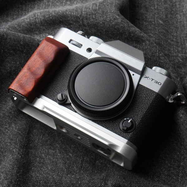 RYDSCAM 実木 カメラグリップ 、対応 FUJIFILM FUJI 富士 X-T30 III カメラ専用 L型クイックリリース プレート?独自防滑指溝 ? 超極細繊維植絨 ? 高級珍木 木製ハンドル (赤檀銀板)