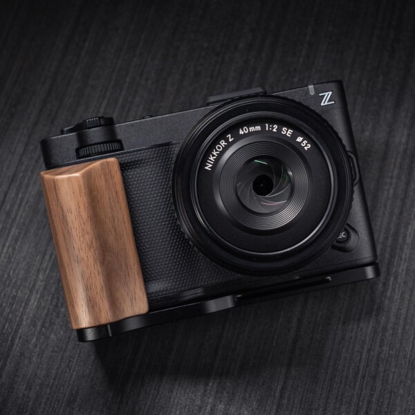 Iborrys 高級レトロ実木 カメラグリップ 、対応 Nikon ニコン ZR カメラ 、 専用 L型クイックリリース プレート 職人手作り プレミアム天然 木製ハンドル (クルミ黒板)_2