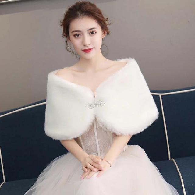 フェイクファー ショール 結婚式 ファーショール ウェディングショール ファーケープ 肩掛け ケープ ウエディング ボレロ 花嫁 ブライダル お呼ばれ 成人式 ドレス パーティース用 秋冬防寒 白