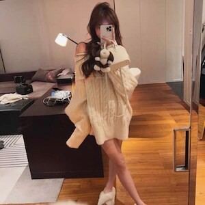 セクシー デコルテ 肩出し レディース ワンピース ニットワンピ ミニ 長袖 萌袖 オフショルダー スリム 細身 フェミニン もこもこ ふわふわ ふっくら 編み込み ケーブルニット かわいい 大人可愛い シンプル カジュアル おしゃれ こなれ感 ルーズ モード系 エレガント モダン セクシー デコルテ 肩出し レディース ワンピース ニットワンピ ミニ