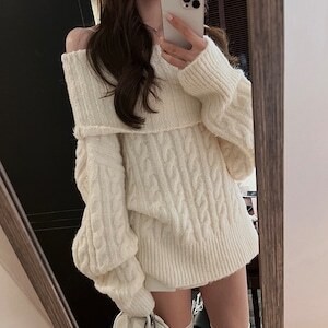 セクシー デコルテ 肩出し レディース ワンピース ニットワンピ ミニ 長袖 萌袖 オフショルダー スリム 細身 フェミニン もこもこ ふわふわ ふっくら 編み込み ケーブルニット かわいい 大人可愛い シンプル カジュアル おしゃれ こなれ感 ルーズ モード系 エレガント モダン セクシー デコルテ 肩出し レディース ワンピース ニットワンピ ミニ