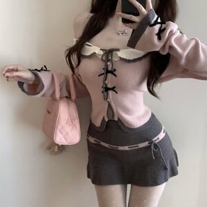 セクシー 胸開き 腹チラ 地雷系 量産型 レディース トップス セットアップ ミニスカート 長袖 萌袖 オフショルダー 襟付き タイト スリム 細身 フェミニン リボン リブ 前開き 編み込み ボタン バイカラー 配色 ニット かわいい おしゃれ こなれ感 ガーリー 存在感 とろみ感