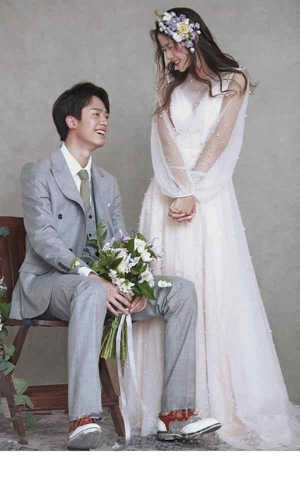 ウェディングドレス 花嫁 長袖 シンプル 白ドレス Vネック ワンピース