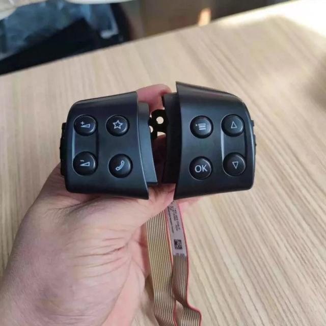 左右マルチファンクションステアリングホイールコントロールボタン VWジェッタ ゴルフ MK5 パサート B6 ティグアン 1K0959537J 1K0959538F 輸入品