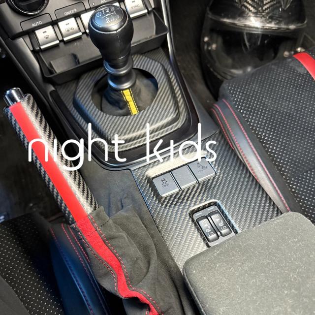ナイトキッズ 2012-2026 トヨタ GT86 GR86 スバル ZC6 ZD8 BRZ 専用 カーボンファイバー サイドブレーキレバー アルカンターラ サイドブレーキレバー 輸入品