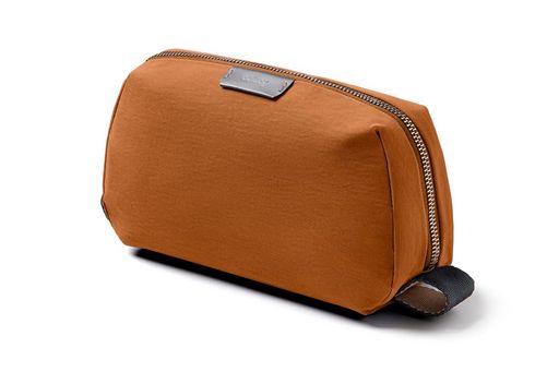 BELLROY TOILETRY KIT、耐水性のトラベルポーチ(洗面用具、香水、ヒゲ剃り、ヘアブラシ、歯ブラシ) - BRONZE