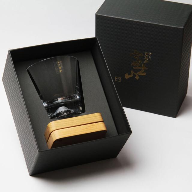 [送料無料]【富士山グラス_プレミアムギフトBOX】底の富士山が輝く 富士山ロックグラス/木製コースの通販は 6,929円