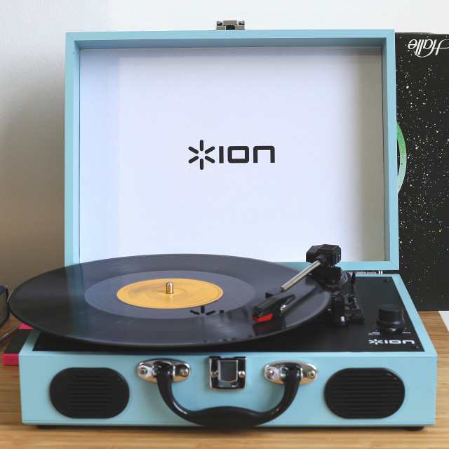 ION Audio ポータブルレコードプレーヤー スーツケース型 スピーカー内蔵持ち運び 電池でも稼働 Vinyl Transport  水色の通販はau PAY マーケット - ナナイロショップ au PAY マーケット店 | au PAY マーケット－通販サイト