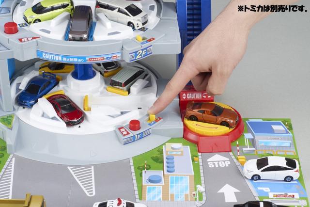 トミカ ぐるぐるシュート!! DXトミカパーキングの通販はau PAY