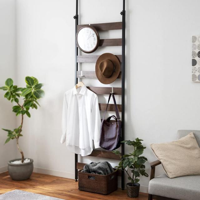 【玄関のコート・バッグ掛けに】アイリスオーヤマ 突っ張り棚 壁面 ウォールラック フック×4 天井201.4~255.6cm対応 壁活用ですっきり空の通販は