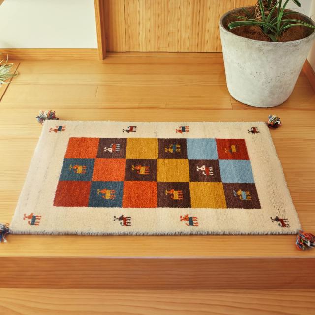 ★中国美術工芸品　琵琶を奏でる女性像　天然木手彫り彫刻　台座付き　置物 ☆中国美術工芸品 琵琶を奏でる女性像 天然木手彫り彫刻 台座付き