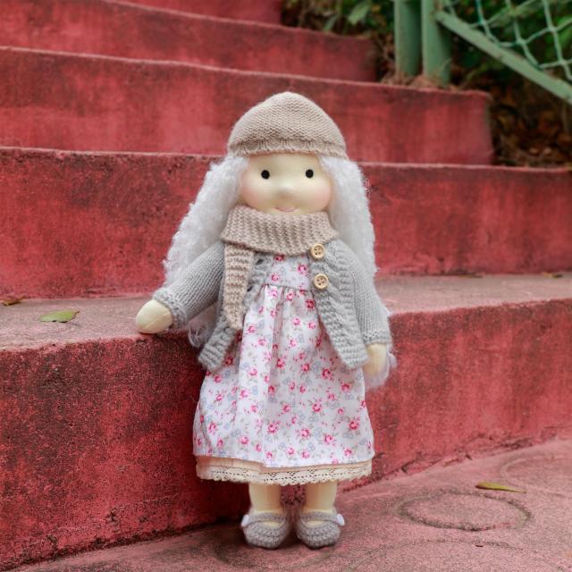 BlissfulPixie ウォルドルフ人形 Waldorf Doll 手作り人形 - Leila 30cm 柔らかい 女の子 かわいい ぬいぐるみ 子供たちに最適な人形