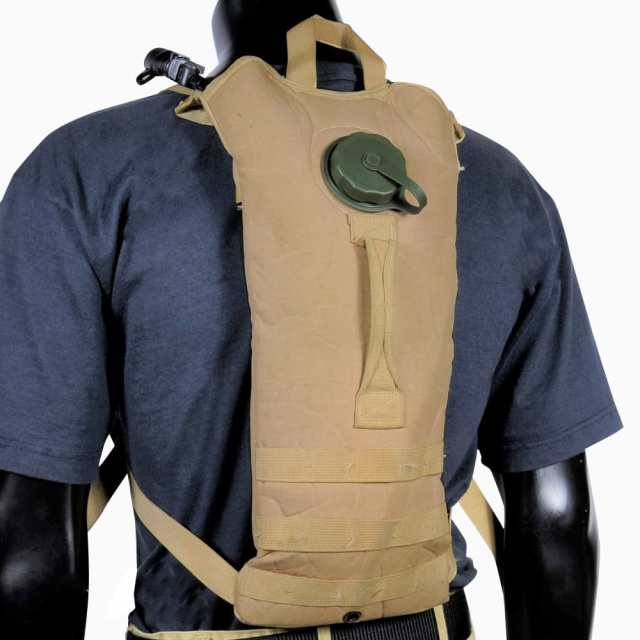 アメリカ軍放出品 ハイドレーションキャリア MOLLE 2 コヨーテブラウン 3L[ra14227]の通販は 4,836円