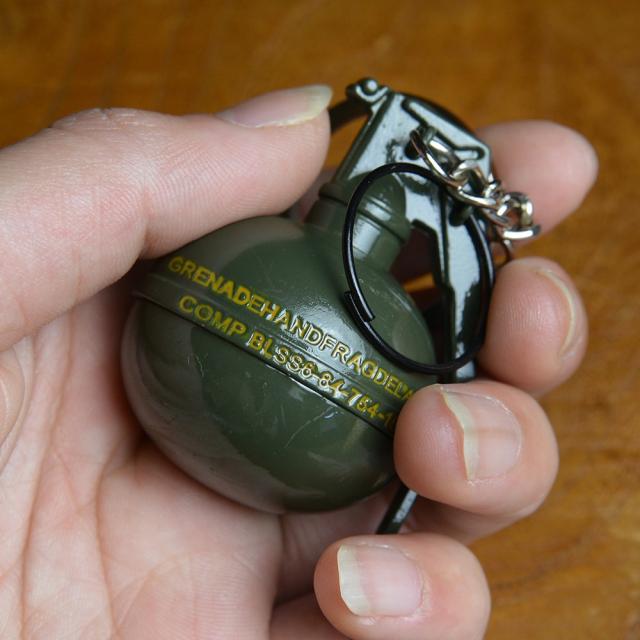 手榴弾型キーホルダー2色セット Amazon.co.jp: M-67破片手榴弾型 キーホルダー 金属製 : ホビー