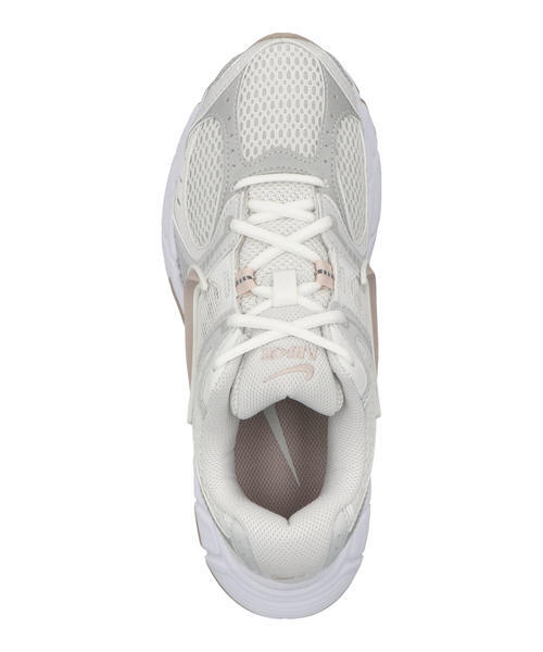 NIKE ナイキ V5 RNR レディーススニーカー(ウィメンズV5RNR) HQ7901-110 サミットホワイト/シルトレッド/ホワイト/バストグレー_4