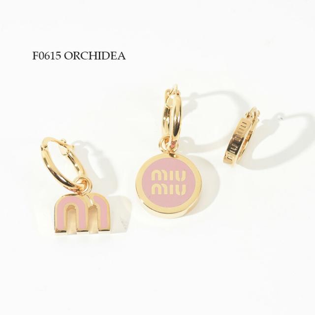 *miumiu* エナメルメッキ イヤリングセット ロゴ入り 国内発】MIU MIU ロゴ エナメルメタル ピアスセット (MiuMiu