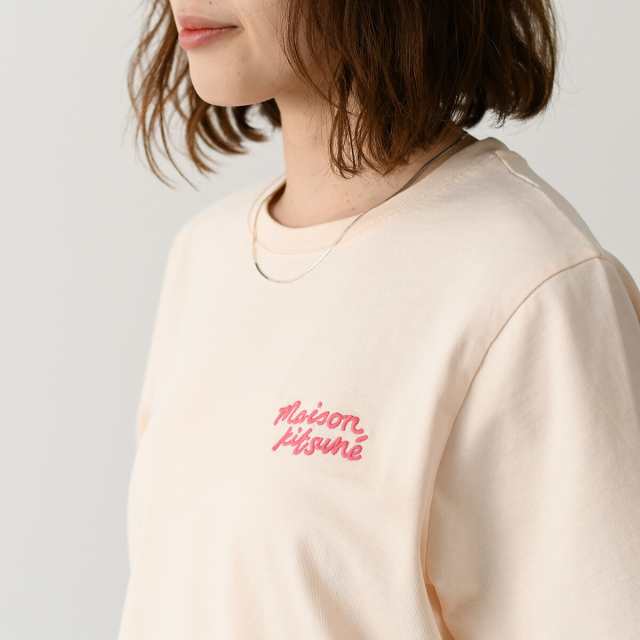 MAISON KITSUNE メゾン キツネ トップス ハンドライティング コンフォート Tシャツ MW00126 KJ0119 レディース ベージュ ホワイト ブラック 半袖 ロゴ クルーネックの通販は