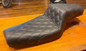Saddlemen ステップアップ格子ステッチゲルシート 1977-2003 ハーレースポーツスターモデル用 Saddlemen Step Up Lattice Stitch Gel Seat for 1977-2003 Harley Sportster Models