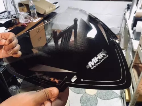ヤマハ XMAX 300 バイクバイザーシールドフロントガラスフロントスクリーンクリアレンズに適合。 FIT YAMAHA XMAX 300 BIKE VISOR SHIELD WINDSHIELD WINDSCREEN CLEAR LENS