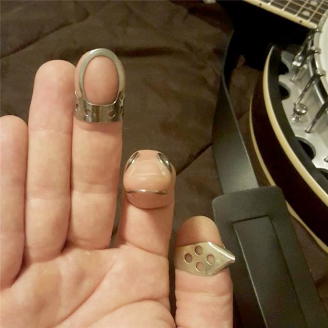 ギターピックセット穴付きの調整可能なサイズの金属フィンガー