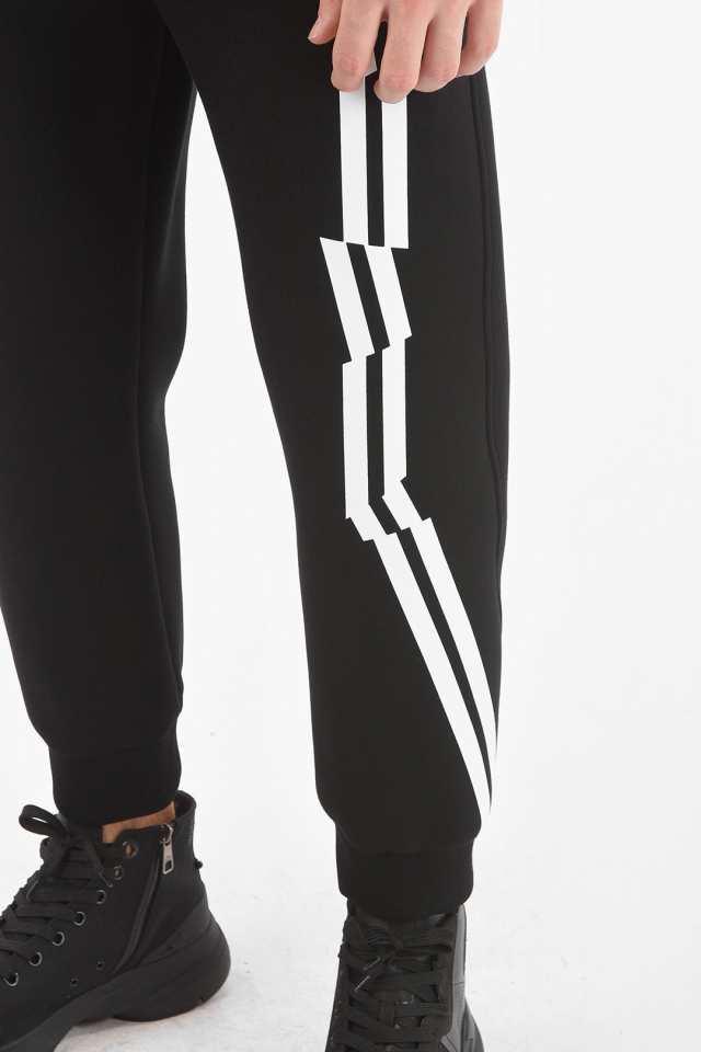 NEIL BARRETT ニール バレット Black パンツ BJP021SH S503C 514 メンズ ZIPPED POCKET  ORIGAMI SPORT STRIPE SWEATPANTS 【関税・送料無｜au PAY マーケット