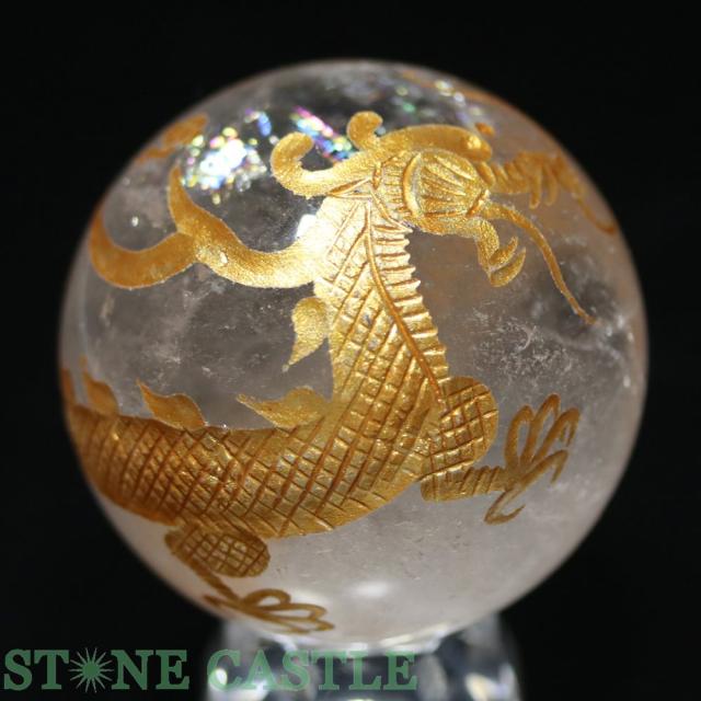 ☆一点物☆【彫刻置物】丸玉 レインボー水晶 青龍 (金彫り) 約53mm No.12 天然石 パワーストーンの通販は