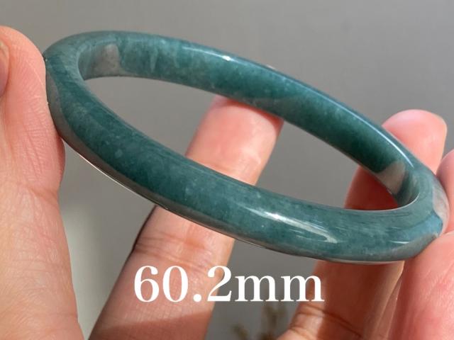 BG9-13 美品 氷糯種 青灰色 60.2MM グアテマラ産 本翡翠 バングル BG9-13 美品 氷糯種 青灰色 60.2MM グアテマラ産 本翡翠 バングル